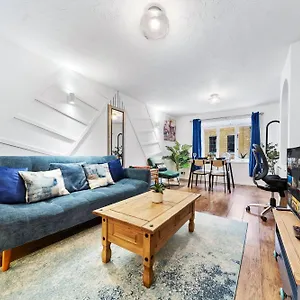 Quirky Canary 2bed, Free Parking, Smart Tv & Games London